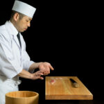 『すし職人」熱心な職人さん、ただ電車内で包丁を落としただけなのに...驚いた乗客が非常用ドア開けて緊急停止の騒ぎ