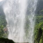 【危険】北海道で突然噴き上がった３０ｍ強の水柱､「勢い衰えず」生活に影響... 「６０年前」にも同じ現象が...