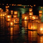 【東日本大震災から１１年】「がんばろう石巻」の看板前に、１０００個の灯ろうとキャンドル...