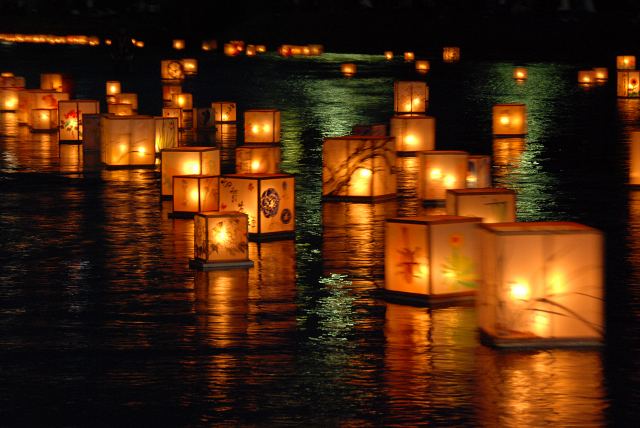 【東日本大震災から１１年】「がんばろう石巻」の看板前に、１０００個の灯ろうとキャンドル...