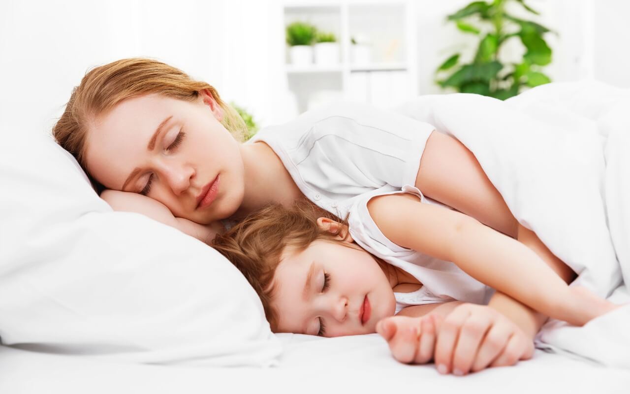 【熱帯夜】をどう乗り切る？寝る時のエアコンの上手な使い方とは？睡眠時のエアコンの設定温度や電気代節約のコツを紹介！
