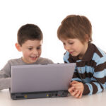 【驚愕】「長時間のオンライン」が脳に与える知られざるダメージとは？「情報伝達」ができても｢感情の共感｣が苦手になる？