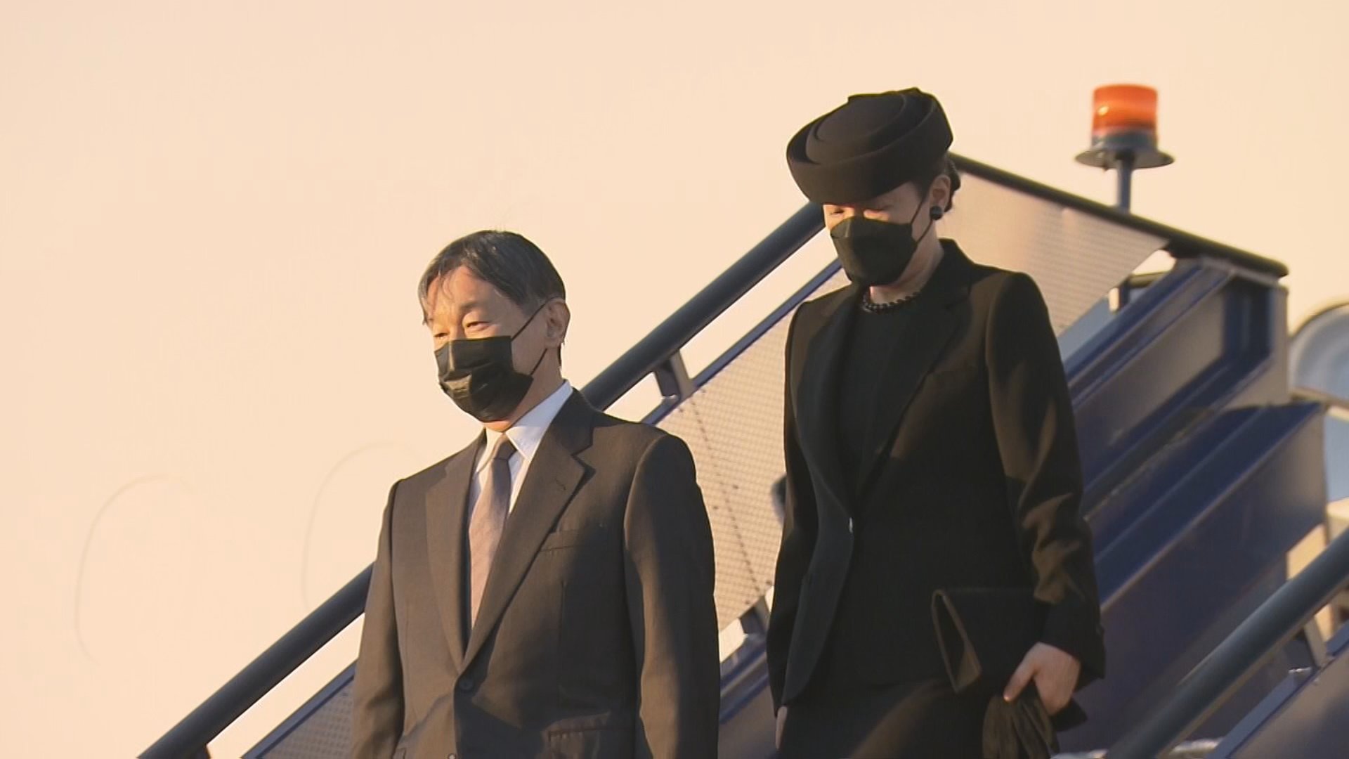 両陛下『黒のマスク』姿でイギリスへ！エリザベス女王の国葬で「ノーマスク社会」対応に悩む宮内庁