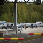 フィンランド入国「大幅」制限...ロシア国境に出国待ちの長い車列の行方は...