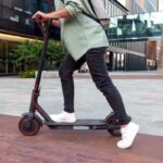 【電動キックスケーター】で初の死者...誰でも乗れて、ヘルメットの着用義務なしは「危険」でしかない...