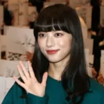 『清原果耶』スリットワンピ×ショートブーツのシンプルコーデ