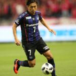 『遠藤保仁』パナスタ初凱旋で試合後に「涙の場内一周」! サポーターの感動を誘った降格決定後のあいさつに何回見ても泣ける