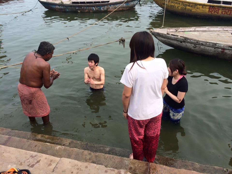 日本人女子ユーチューバーがインド・ガンジス川で顔を洗った結果→ ヤバイ状況に