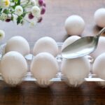 「ゆで卵の新たな剥き方」を提案したYouTuberに批判殺到？　その訳とは