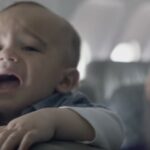 飛行機内で「子供の叫び声」...29時間耐え続けた男性、左目がけいれんしてしまう
