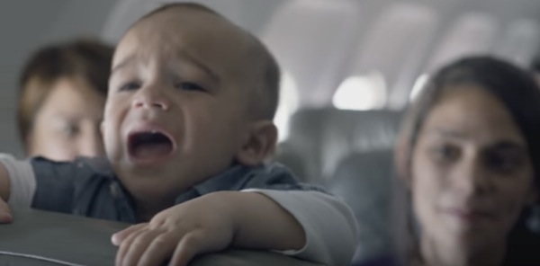 飛行機内で「子供の叫び声」...29時間耐え続けた男性、左目がけいれんしてしまう