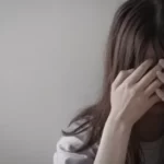 不倫、DV夫から逃げだした女性「娘を抱いて、財布と免許証を持って外に…」