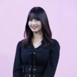 『TWICE・モモ』愛犬を両腕に抱えにっこり…愛あふれるプライベートショットにファンから「犬になりたい」の声