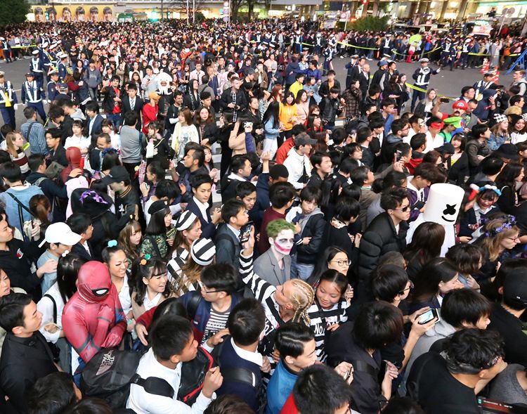 『韓国ハロウィン事故』10万人想定に警察官はたった32人…