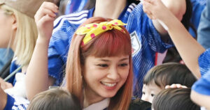 『W杯スペイン戦』勝利の女神は「平愛梨」！夫と同じ“赤髪”応援で奇跡起こすか