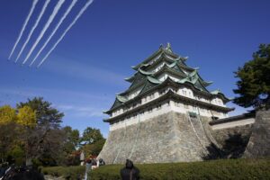 『ブルーインパルス』が「愛知」の空で展示飛行！ 名古屋城やジブリパークと共演！