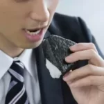 コンビニで客が突然おにぎり食べてトラブル…「多くの店では注意できない」オーナー苦悩