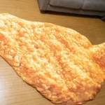 【実録】そこまでこだわる!?「巨大モスチキン寝袋」の寝心地はいかに?