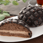 『ブラックフライデー』黒ずくめ！　真っ黒なメロンパンも…ローソンストア100