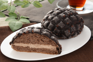 『ブラックフライデー』黒ずくめ！　真っ黒なメロンパンも…ローソンストア100