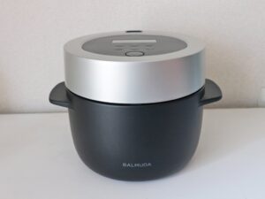 【バルミューダ】起死回生の一手！保温機能無し炊飯器を5万円で発売