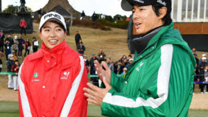 【ゴルフ】渋野日向子、不調の背景に石川遼との「蜜月関係」隔離違反の際にも合同で練習…フォームが石川に酷似