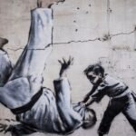 『バンクシー新作』ウクライナに登場！ 「子どもにプーチン大統領が投げ飛ばされる」風の作品に戦争が終わる兆しも...