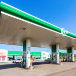 自宅に充電器がない！　アパート住みでも「EVを充電」する方法　英国の事例