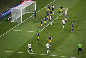 スーパーシュートが出やすい？「 サッカーW杯公式球」に迫る