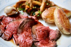 娘の友達が「ビーガン」完全菜食主義と知りつつ「肉料理を食べさせた」ある母親の行動に賛否両論