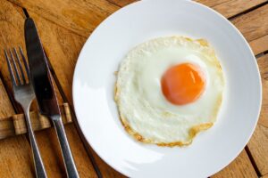 禁断のアンケート「目玉焼きに何をかけるか」楽天が実施　2位は「塩こしょう」、1位は？