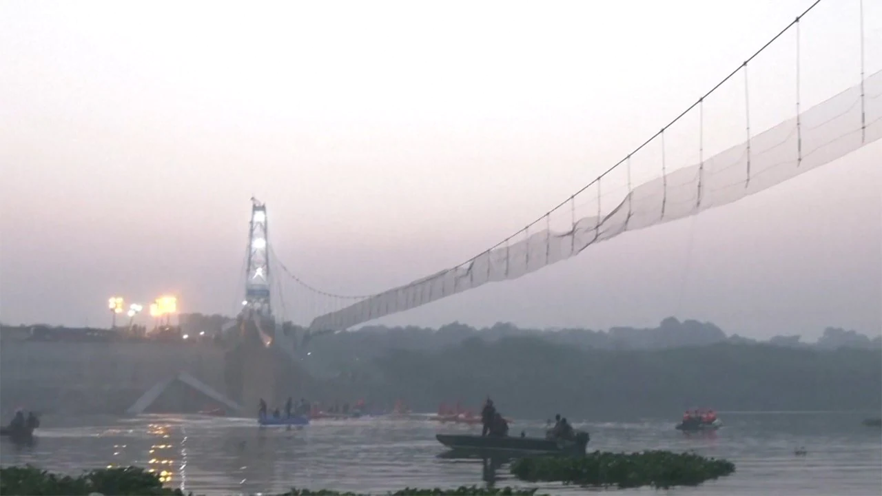 『インド吊り橋』崩落の瞬間を捉えた衝撃映像...　崩落で9人逮捕￼