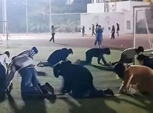 中国で「四つんばい」現象話題、コロナ長期化でストレスか...