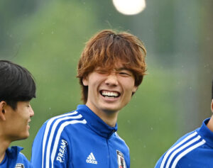 「犬になりてえ」日本代表DF板倉滉からのクリスマスショットは愛犬との1枚！「かっこいい、、」と見惚れる声多数