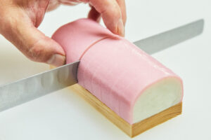 『かまぼこ』目から鱗なはがし方が大反響　メーカーの投稿に「知らなかった…」の声続々