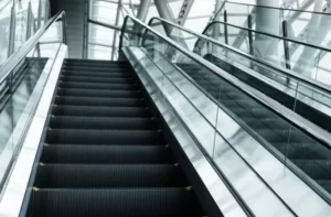 埼玉のエスカレーター「予想外の光景」に目を疑う...「日本初の条例」で早くも効果が…