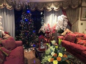 『デヴィ夫人』クリスマス仕様の超豪華な自宅を公開「ツリーは高さ3メートル」「お家の外のイルミネーションも、年々パワーアップ」