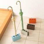 『キッチンラップ』の収納は「傘立て」に！百均ライフハックに購入者続々「ならばラップホルダーは傘立てに？」