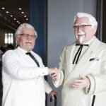 ケンタッキー公式Twitterが「エヴァのアスカ化したカーネルおじさん」公開