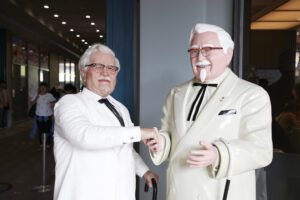 ケンタッキー公式Twitterが「エヴァのアスカ化したカーネルおじさん」公開