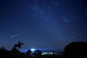 【珍しい火球】ふたご座流星群「静止火球」を目撃！流れず宝石みたいに夜空に輝く