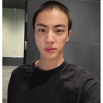 『BTS』JIN、ふんわり茶髪から「陸軍丸刈り」に激変...ファンからエール「気を付けて」「ずっと待ってるよ」