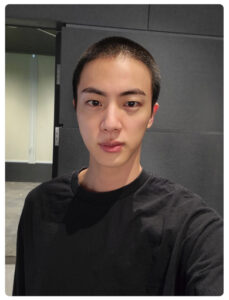 『BTS』JIN、ふんわり茶髪から「陸軍丸刈り」に激変...ファンからエール「気を付けて」「ずっと待ってるよ」