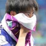 「本当の親子みたい」三笘薫を森保監督が抱きしめる「試合後の裏写真」に25万いいね! 失意のクロアチア戦後の「絆の瞬間」