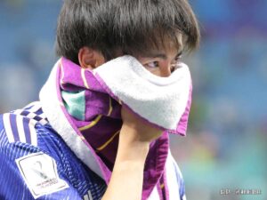 「本当の親子みたい」三笘薫を森保監督が抱きしめる「試合後の裏写真」に25万いいね! 失意のクロアチア戦後の「絆の瞬間」