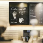 全国にたった“17人”　「スタバ黒板アート」職人「GAHAKU」は何者なの？