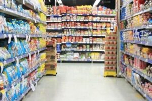 カゴ2つ＆飲料4箱「大量万引き」にネット戦慄 「人目を気にせず堂々と車に...」被害スーパー悲痛