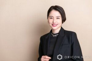 「エルピス」長澤まさみ、抜群のスタイルでキュートポーズ　「脚長！」「きれい！」