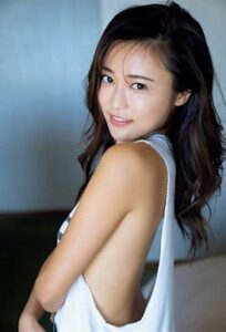 『小島瑠璃子』ベルシーな「寝起き姿」撮り下ろし､ラスト写真集の裏表紙で大胆バックショットも