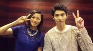 賀来賢人・榮倉奈々「紅白」の楽しみ方に反響 「最高の夫婦」「マイクまで？」